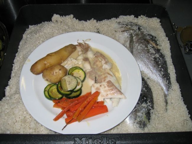 Dorade im Salzmantel ist besonders schmackhaft, wei der Saft im Fisch bleibt und dadurch auch alle Aromen.