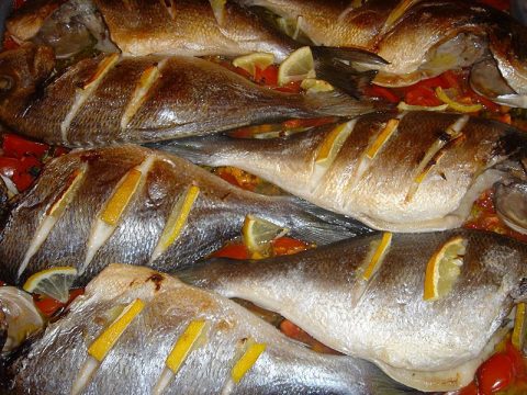 Dorade auf dem Blech gebacken