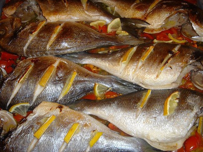 Dorade auf dem Blech gebacken