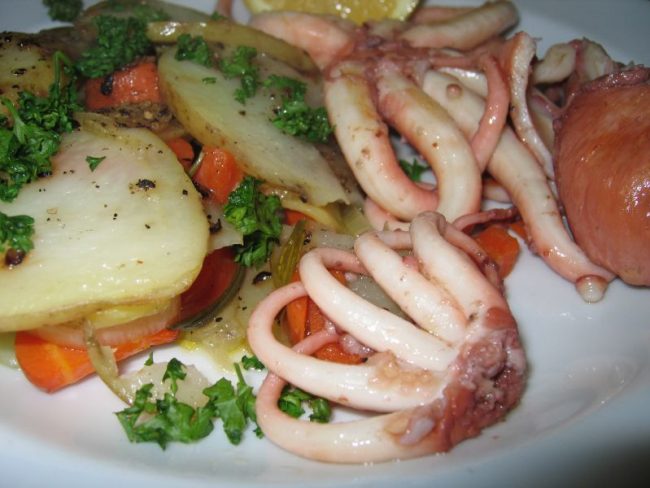 Oktopus in Essig gekocht ist eine delikate Meeresfruchtzubereitung, die einfach zuzubereiten ist und sich perfekt als Vorspeise oder Hauptgericht eignet.