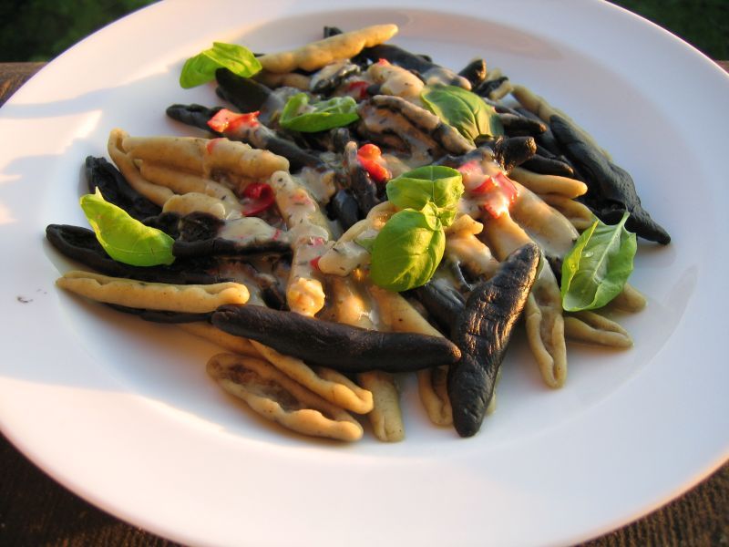 Thomas Gatzemeier - Blog | Pasta mit Gorgonzolasauce schwarz weiß grün rot