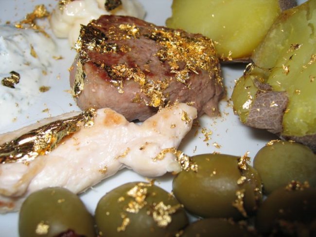 Spanische Kartoffel mit Blattgold ist ein besonderer Augenschmauß - aber nicht jeder ist begeistert, wenn man Essen vergoldet.