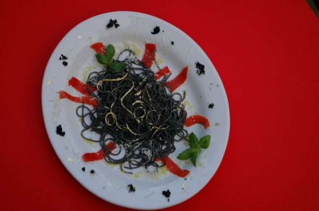 spaghetti neri dorati al salmone selvatico