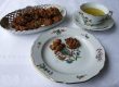 Haferflockenhäufchen und grüner Tee dazu