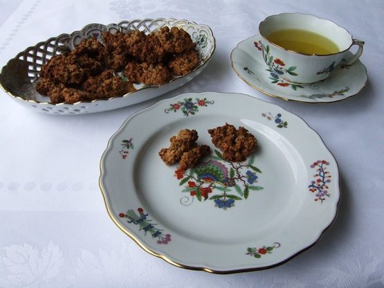 Haferflockenhäufchen und grüner Tee dazu