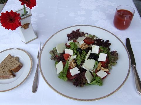 Ein vegetarischer Salat mit Walnußöl