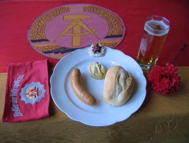 Menü zum Internationalen Kampftag der Arbeiterklasse Menü zum Internationalen Kampftag der Arbeiterklasse besteht aus einer Bockwurst, Bier und Brötchen