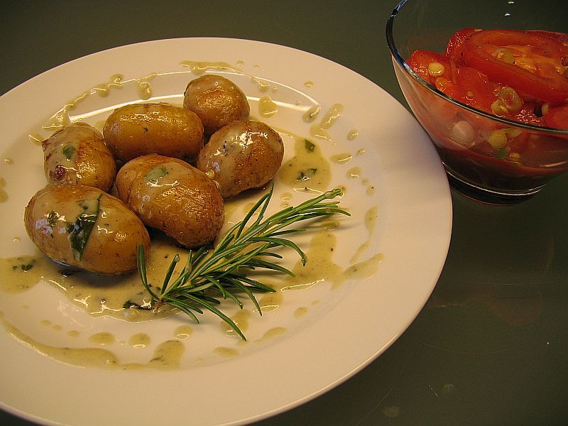 Rosmarinkartoffeln mit Gorgonzolasoße sind ein feines einfaches Essen, welches selbst Feinschmecker begeistert