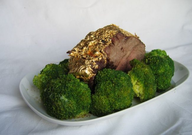 Roastbeef a la „Goldfinger“ ist ein mit Blattgold belegtes Stück Rindfleisch. Der grüne Brokkoli ist ein schöner farbiger Kontrast.