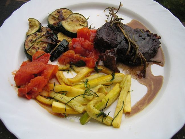 Scheibe vom Rinderbein mit Gemüse