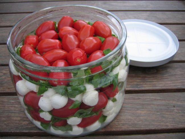 Caprese mit kleinen Tomaten im Glas