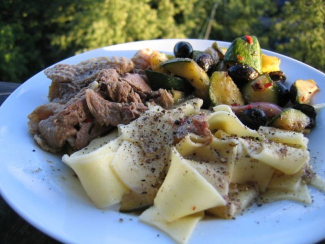 Die scharfe Sommergans ist aus der Not geboren. Denn wir hatten noch eine Gans von Weinachten im Gefrierschrank.