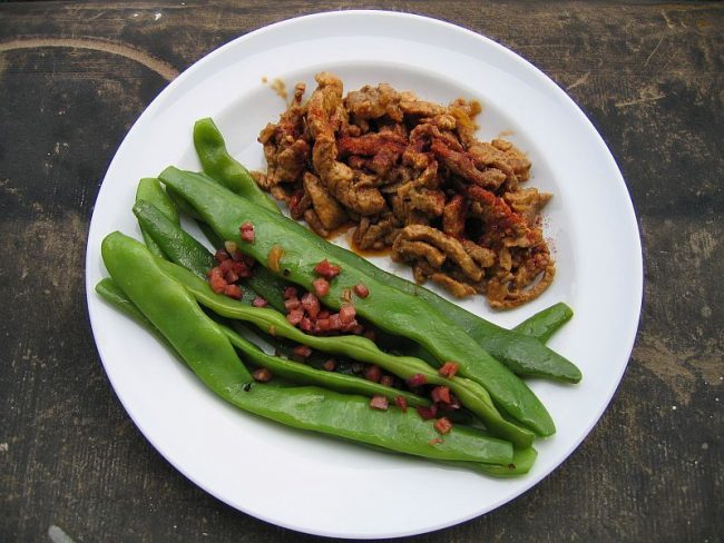 Paprikageschnetzeltes mit breiten grünen Bohnen