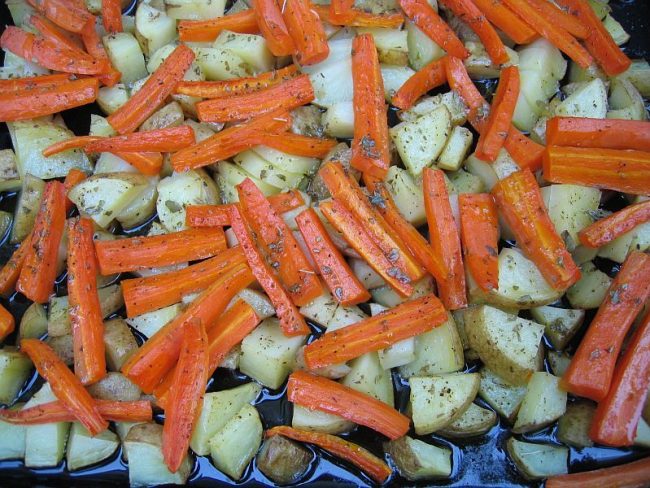 Kartoffeln vom Blech mit Möhren