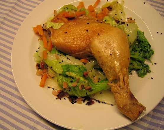 Hühnerbein im Salzmantel und auf Chinakohl