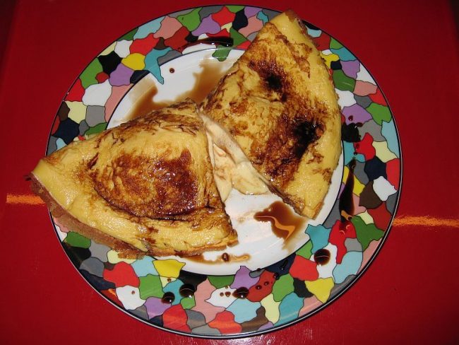 Pfannkuchen mit Vanilleeis Pfannkuchen mit Vanilleeis und einen Schuh Schnaps für die Erwachsenen.