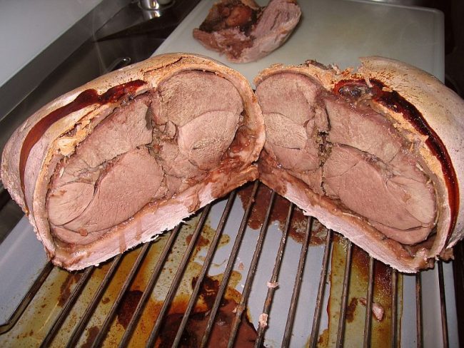 Rehkeule, im Rotweinteig gebacken ist die wohl beste Art eine Rehkeule zuzubereiten.