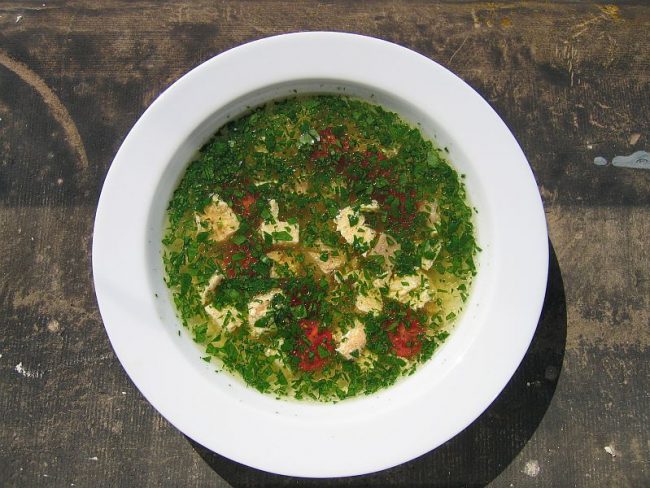 Klassische und klare Rinderbrühe mit Eierstich