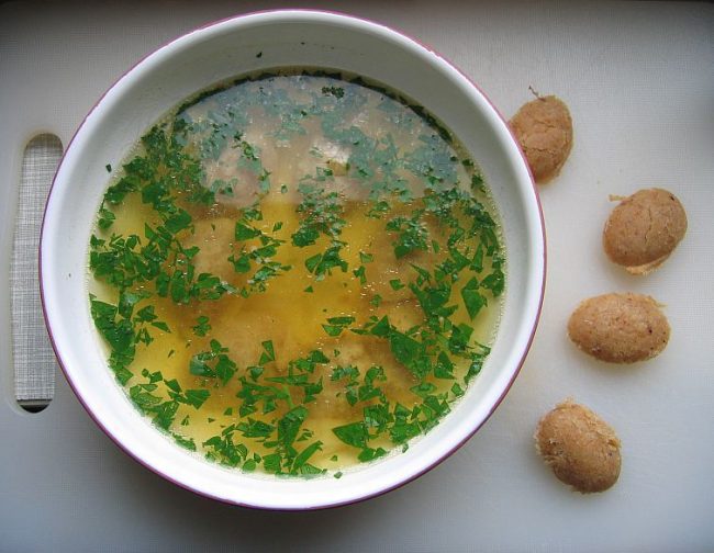 Klare Rindfleischsuppe mit Markklößchen