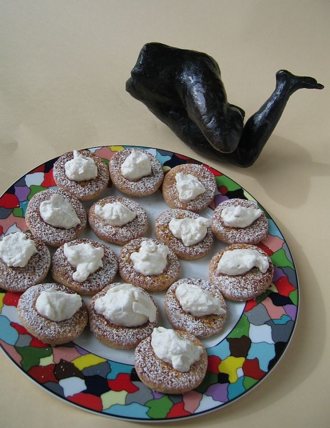 Kleine Sahnekuchen mit Sherry und Zitronenschale