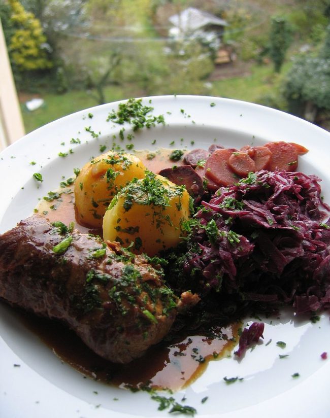 Rinderroulade auf Klassische Art kommt nicht ohne gutes Rindfleisch aus. Rotkohl und Kartoffeln gehören natürlich dazu.