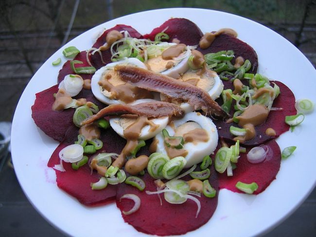 Salat mit Roter Beete, Ei und Dijonsenfsauce