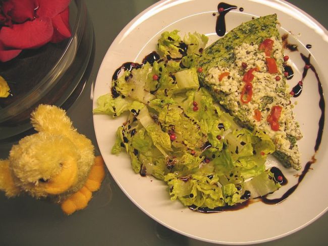 Spinateierkuchen mit einem einfachen Salat