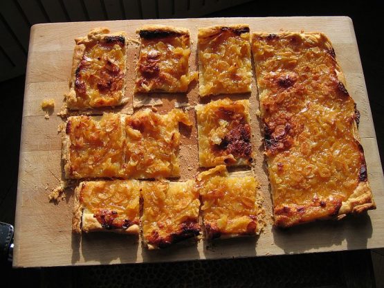 Zitronentorte vom Blätterteig ist eine typisch mediterrane Süßspeise und ist ein guter Abschluss eines Menüs.