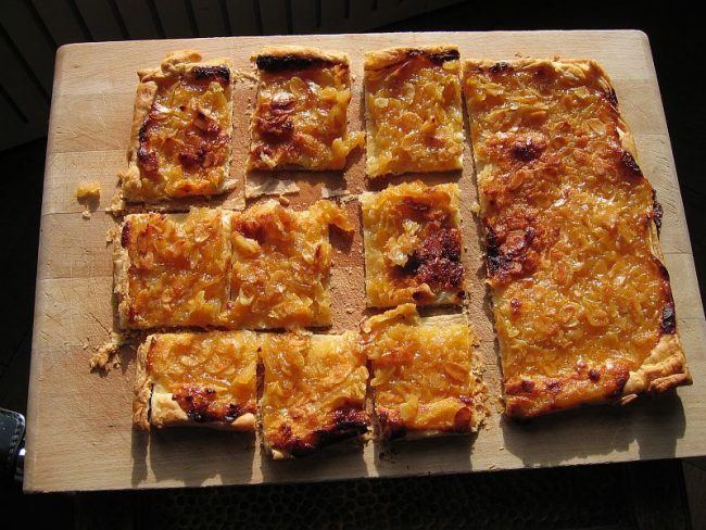 Zitronentorte vom Blätterteig ist eine typisch mediterrane Süßspeise und ist ein guter Abschluss eines Menüs.