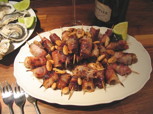 Datteln gefüllt mit einer Mandel in Speck