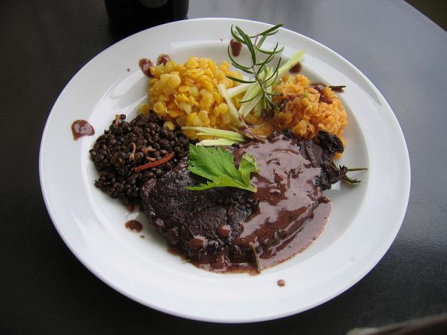 Eine Scheibe von der Lammkeule mit Linsen Eine Scheibe von der Lammkeule mit Linsen ist so deftig, dass man denken könnte dieses Rezept käme aus Umbrien.