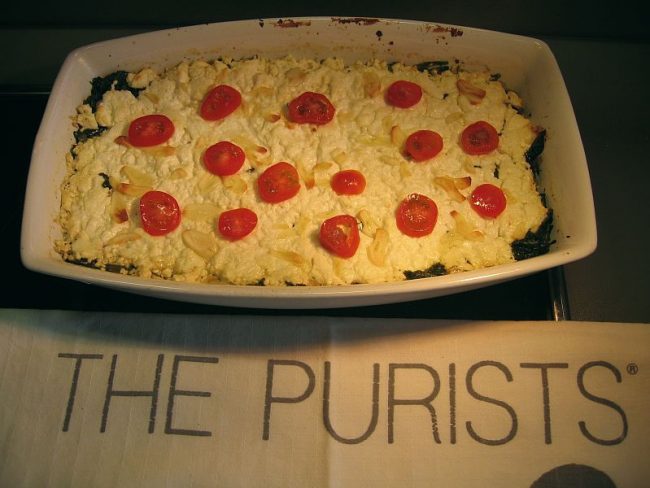 Spinat mit Ziegenfrischkäse überbacken ist leicht zu kochen und sehr schmackhaft.