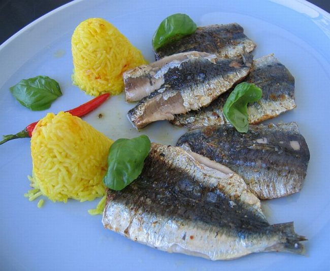 Sardinenfilet mit Safranreis sind ein einfaches Essen aber auch gesund. Viele Omega 3 Fettsäuren sind in diesem Fisch enthalten.