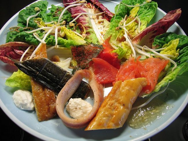Frische Salate – geräucherte Fische