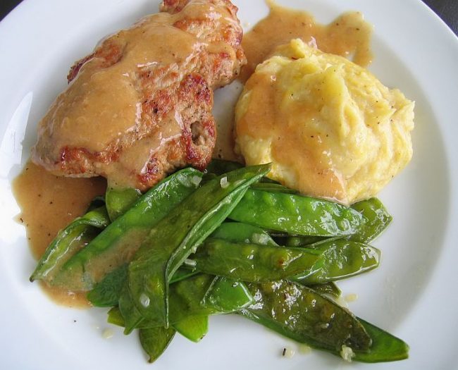 Kalbsschnitzel – Scaloppine mit Feigen-Senfsauce Kalbsschnitzel – Scaloppine mit Feigen-Senfsauce ist eine der zahlreichen Zubereitungsarten des italienischen Kalbsschnitzels.