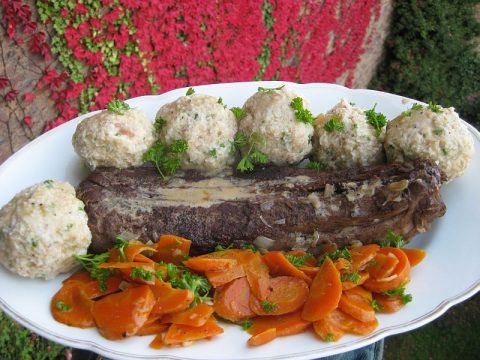 Hasenrücken mit Laugenknödel istz ein vorzügliches Oster essen