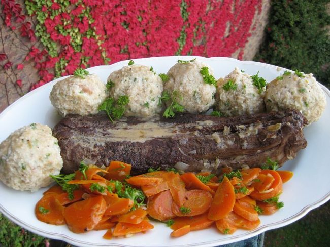 Hasenrücken mit Laugenknödel istz ein vorzügliches Oster essen
