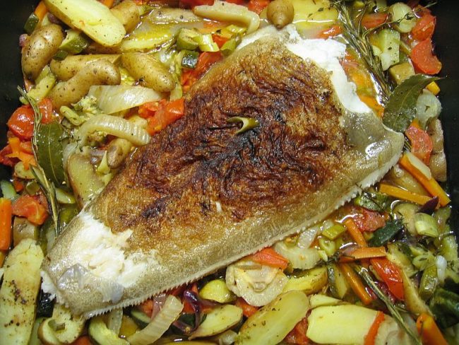 Schwarzer Heilbutt auf Gemüsebett ist ein sehr seltener Fisch. Man sollte darauf achten, ob er gefangen werden darf.