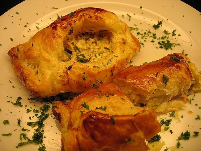 Blätterteigtasche mit Schafkäse ist schnell zubereitet. Ich benutze Blätterteig aus dem Supermarkt.