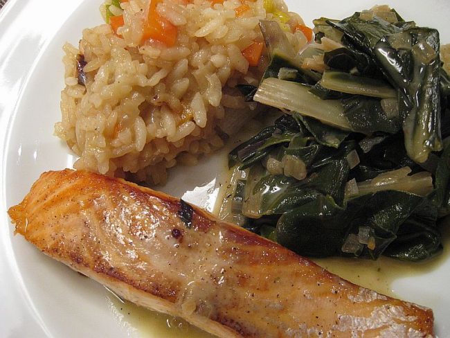 Steak vom Lachs mit Gemüserisotto und Mangold ist ein mediterranes leichtes und schmackhaftes Gericht.