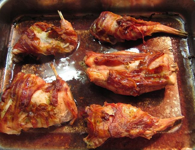 Kaninchen im Speckmantel