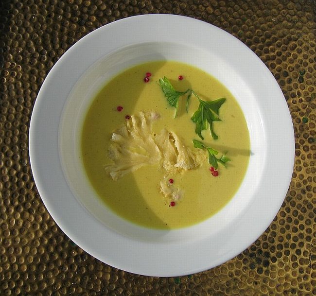 Lauchcremesüppchen mit weichem Bergkäse