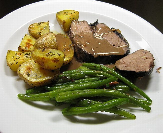Lammkeule in Burgunder ist ein aromatisches Essen. Bodenständig und einfach zu kochen.