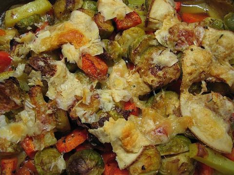Rosenkohlauflauf mit Muskat, Kartoffeln, Möhren und goldbraun überbackenem Bergkäse frisch aus dem Ofen.
