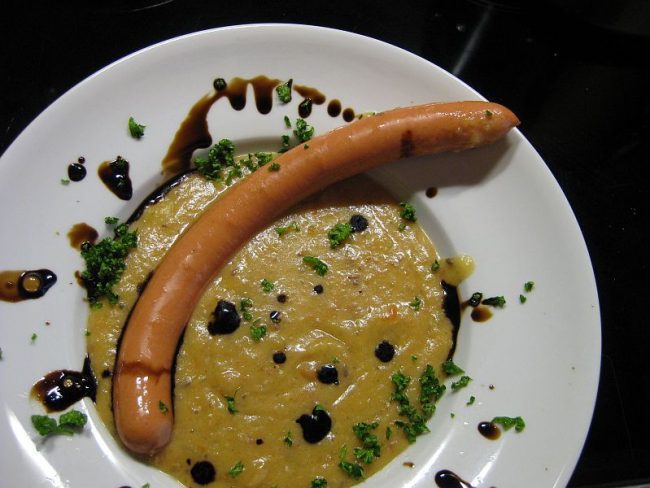 Kartoffel-Selleriesuppe gegen Hummervergiftung – cremige Suppe aus Kartoffeln, Sellerie und Wiener Würstchen, serviert als ehrliches Essen mit Humor und Bodenhaftung.