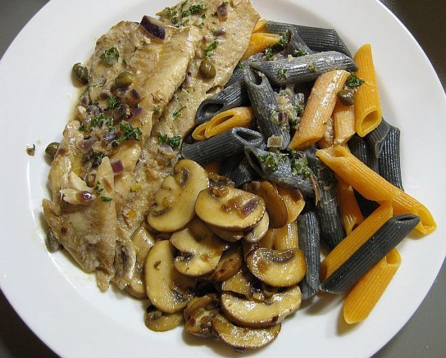 Das Rezept Seelachsfilet in Kapernsauce und braune Champignons ist einfach und doch schmackhaft.