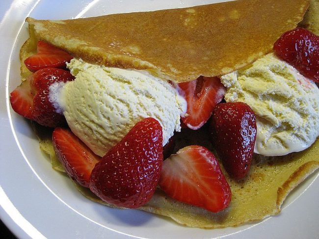 Crêpe (Eierkuchen) mit Erdbeeren und Vanilleeis ist ein ideales Essen für heiße Tage. Mit ein wenig Geschick sehr schnell zubereitet.