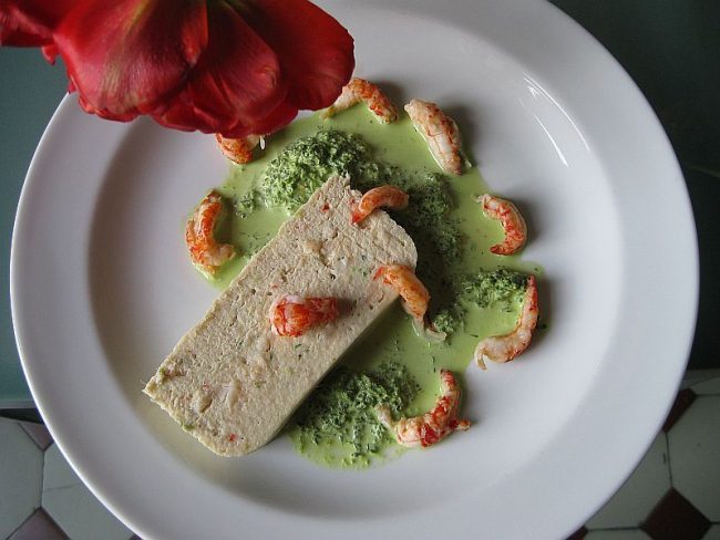 Fischterrine von der Forelle mit Flußkrebsschwänzen