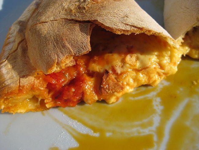 Neapolitanische Teigtasche – Calzone napoletano Füllung ist eine typisch süditalienische Spezialität und kommt aus Neapel.