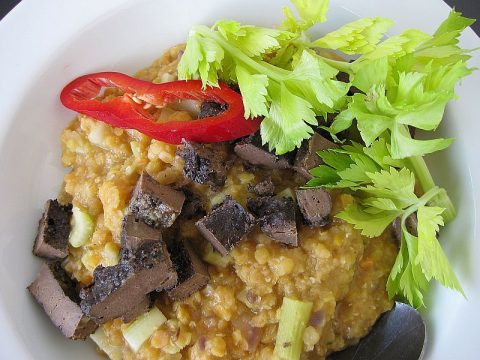 Rote Linsen mit Stangensellerie und kalte Rinderleber ist sehr gesund, da Rinderleber viele positive Inhaltsstoffe aufweist.